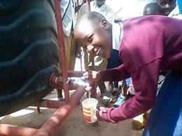 Durch das WaSH Projekt erhalten etwa 5.000 Kinder Zugang zu sauberem Trinkwasser.